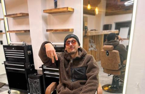 Ještě nedávno stál celý den u zrcadla a upravoval klienty, dnes se může pochlubit milionovými čísly zhlédnutí. Čím zabodoval? Třeba nekorektním ztvárněním asijské manikérky. Barber z Ostravska si bez scénáře a velkého plánu našel cestu na sociální sítě – a podle mnohých se trefil přesně do nálady doby. Bez chození po špičkách avšak s "ALE". Jak reaguje na kritiku ohledně rasismu?