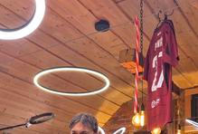 Zlom přišel teprve před pár měsíci, kdy si řekl, že zkusí publiku nabídnout něco vlastního. Takový experiment. „Točím strašně dlouho, klidně deset let. Akorát jsem to nikdy nedával tak aktivně ven,“ přiznává. „Pak jsem si ale řekl, že do konce roku chci mít pět tisíc sledujících na Instagramu. A ono se to povedlo… a pak to bouchlo úplně. Teď mám skoro dvacet tisíc,“ říká s nadšením.