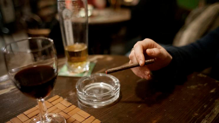 kouření, cigarety, cigáro, smoking and drinking, alkohol, kuřák, víno pivo