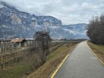 U katedrály Duomo se setká se svou přítelkyní a společně vyrazí ke stadionu. 