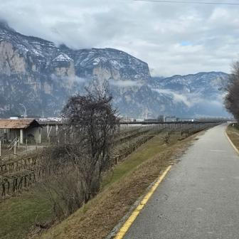U katedrály Duomo se setká se svou přítelkyní a společně vyrazí ke stadionu. 