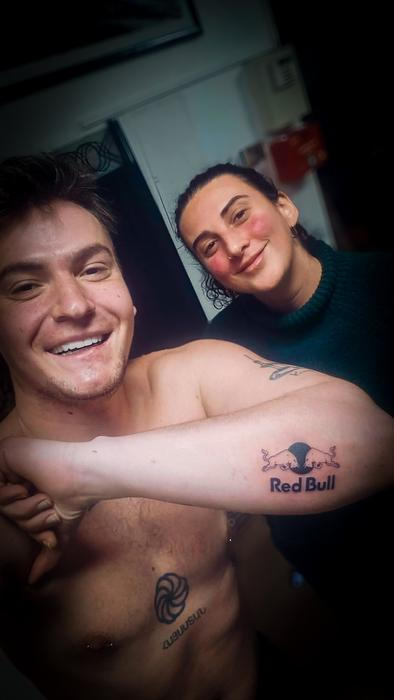 Z každé země si navíc kromě vzpomínek odváží i něco trvalého - tetování. To poslední přibylo v Salzburku - logo Red Bullu. „Protože odtud Red Bull pochází. Dělal jsem o tom anketu na Facebooku. Je to symbol energie a extrémních výzev,“ vysvětluje. 