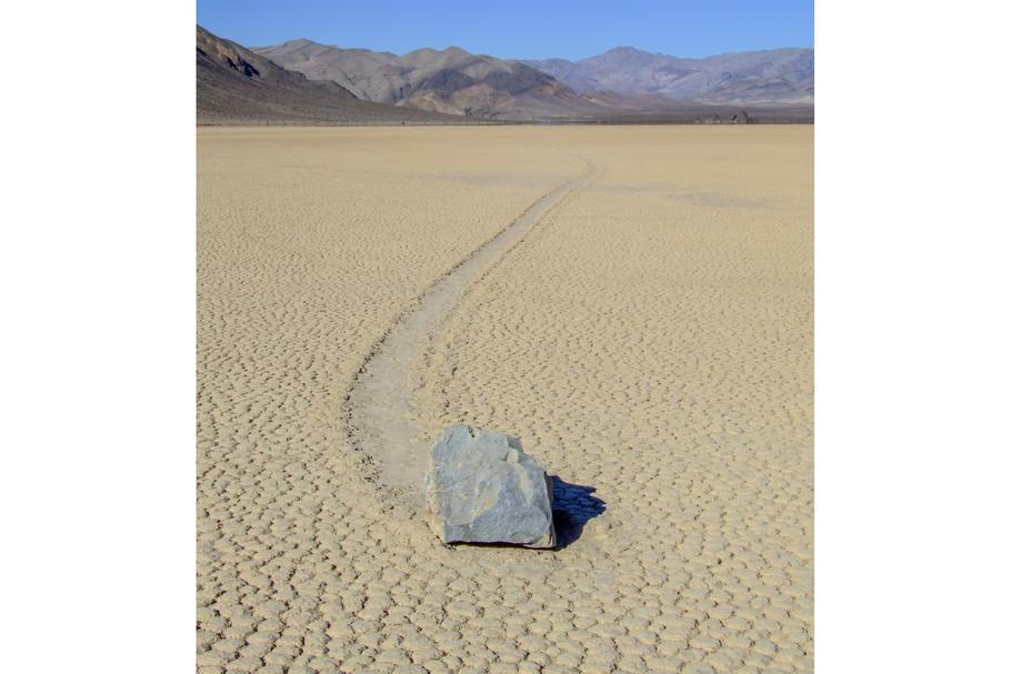 Plující kámen s charakteristickou stopou na dně vyschlého jezera Racetrack Playa v Death Valley, Kalifornie. Snímek z prosince 2006.