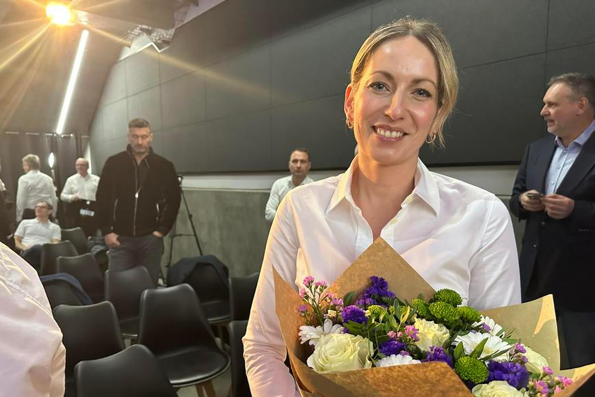 Kuba ukázal kromě nové strany i manželku. Ta svého muže vidí až na Hradě