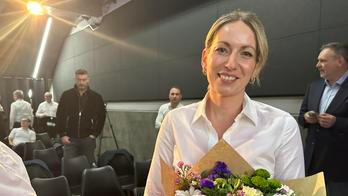 Denisa Kubová s kyticí od svého manžela Martina Kuby poté, co představil svou stranu Naše Česko.