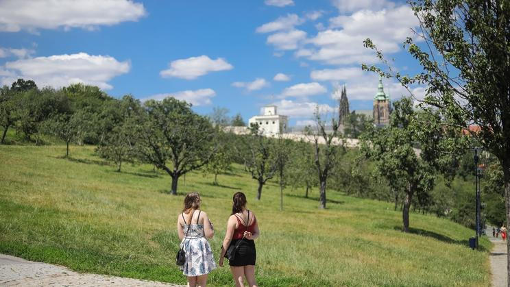 Ilustrační foto - léto, teplo, počasí, lidé, Praha
