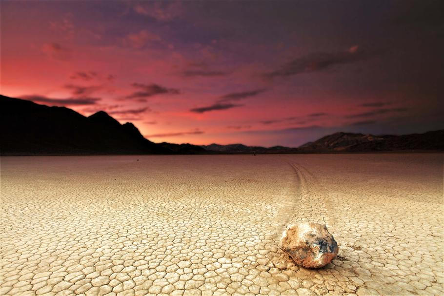 Plující kámen se stopou na Racetrack Playa při západu slunce, Death Valley National Park, Kalifornie. Ilustrační fotografie.