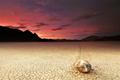 Plující kámen se stopou na Racetrack Playa při západu slunce, Death Valley National Park, Kalifornie. Ilustrační fotografie.