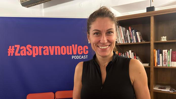 Poslankyně ODS Eva Decroix v úterním večeru, kdy reagovala na ostrou kritiku poslanců ANO. 