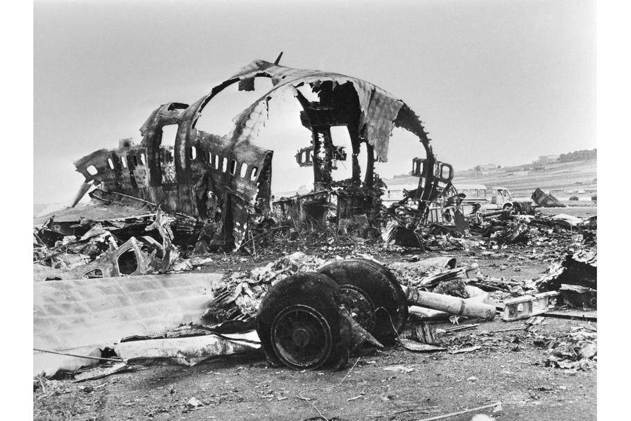 Vyhoř­elý trup Boeingu 747 KLM (PH-BUF „Rijn") na dráze letiště Los Rodeos po srážce 27. března 1977. Všech 248 osob na palubě zahynulo.