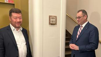 Předseda sněmovny a SPD Tomio Okamura s ministrem pro sport Borisem Šťastným při zahájení "akce schody".