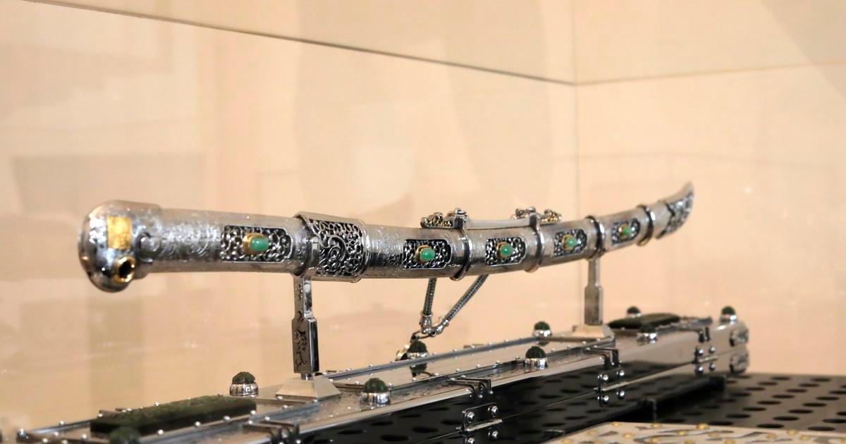 Jaké dary dostává prezident? Pražský hrad vystavuje ocelový meč i černého kulicha 