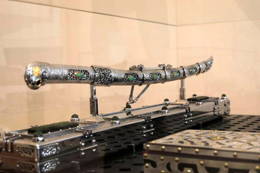 Jaké dary dostává prezident? Pražský hrad vystavuje ocelový meč i černého kulicha