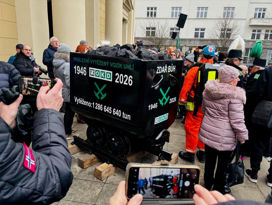 Jeden vozík s posledním stonavským uhlím zůstal na Dole ČSM, druhý přivezli na schodiště před ostravskou katedrálu Božského Spasitele.
