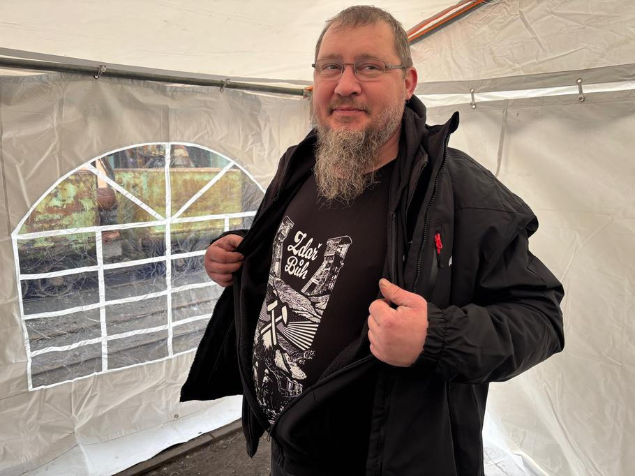 Janek nedá na havířinu dopustit. I když je zima, rozepíná bundu, pod kterou má triko s hornickým "Zdař Bůh!"
