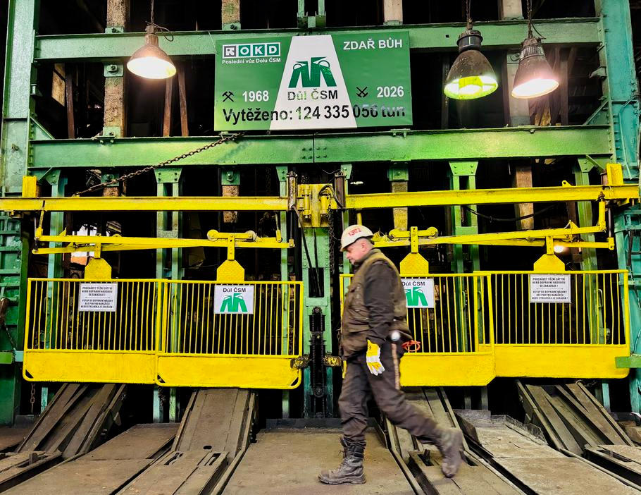 Těmito zdvižemi s klecemi se ještě před pár dny dopravovali horníci do porubů těžit uhlí. Tomu už je konec. 