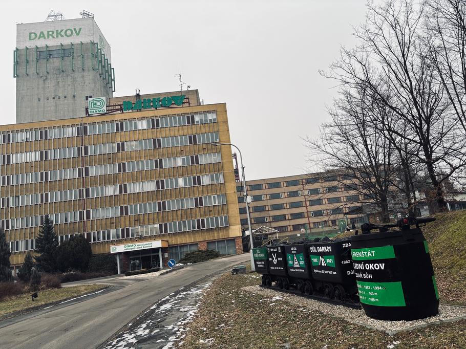 Pár stovek metrů od Dolu ČSM je Darkov. Tam se netěží už mnoho let. Několik posledních vozíků vystavených před jeho ředitelstvím je velmi výmluvných.