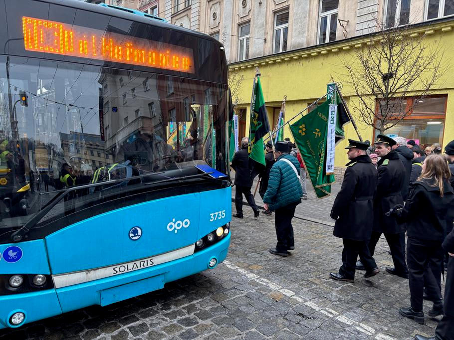 Slavnostní průvod Ostravou zastavil i trolejbusy. Tenhle mířil k bývalému Dolu Heřmanice, kde těžba jako u jednoho z posledních na území dnešního krajského města skončila v roce 1993.