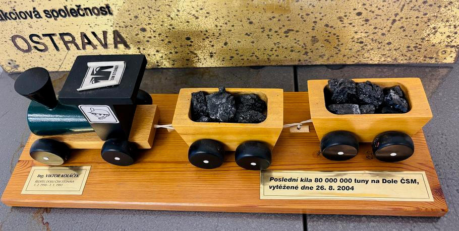 Kuriozita z archivu. Malý dřevěný vláček se stonavským uhlím ze srpna 2004. Důl ČSM jej nejspíš daroval tehdejšímu vlastníkovi těžební firmy OKD Viktoru Koláčkovi, který na začátku 90. let stonavské šachtě šéfoval. Po několika měsících uhlobaron těžební firmu prodal.  