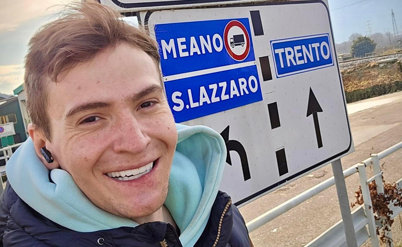 Nico Moro se pěšky vydal z Česka do Milána na zahájení zimní olympiády, aby uctil památku babičky, otestoval své hranice a dokázal, že velké cesty nezačínají svaly, ale rozhodnutím. 