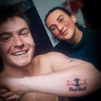 Z každé země si navíc kromě vzpomínek odváží i něco trvalého - tetování. To poslední přibylo v Salzburku - logo Red Bullu. „Protože odtud Red Bull pochází. Dělal jsem o tom anketu na Facebooku. Je to symbol energie a extrémních výzev,“ vysvětluje. 