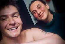 Z každé země si navíc kromě vzpomínek odváží i něco trvalého - tetování. To poslední přibylo v Salzburku - logo Red Bullu. „Protože odtud Red Bull pochází. Dělal jsem o tom anketu na Facebooku. Je to symbol energie a extrémních výzev,“ vysvětluje. 