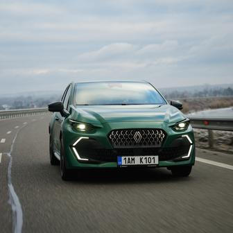 Vnější design vozu polarizuje, oproti předchůdci je revoluční a dělá z Clia větší auto, než ve skutečnosti je.