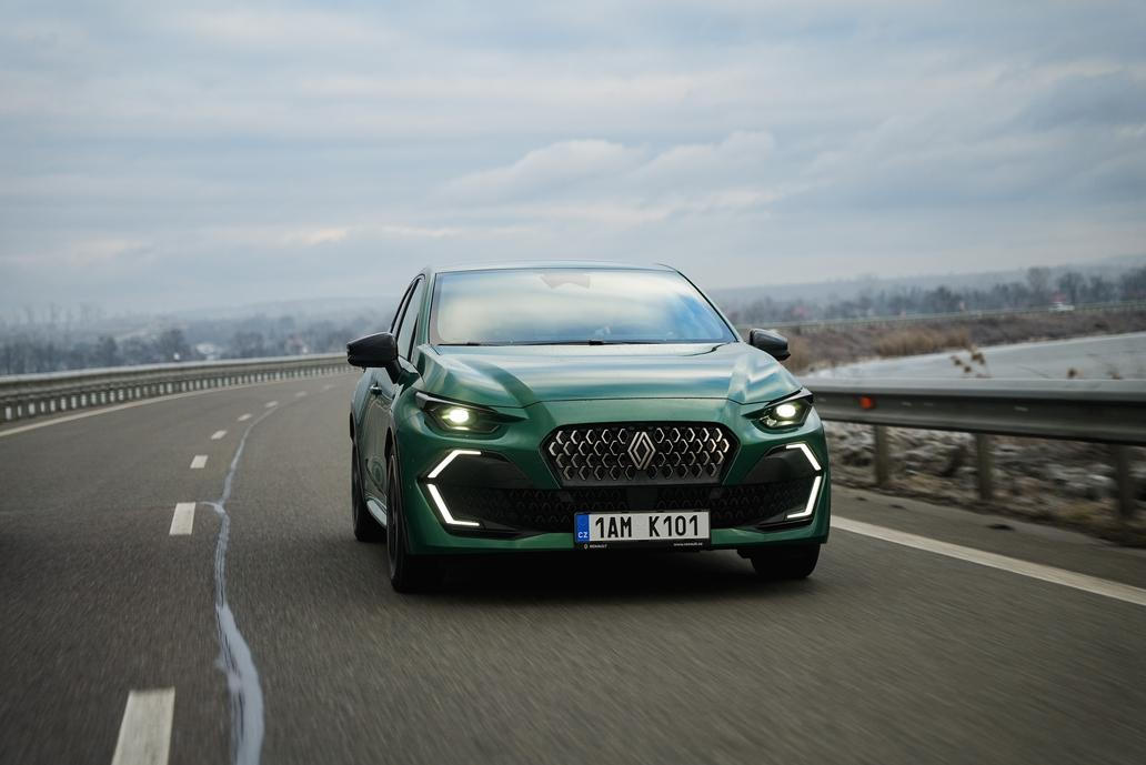 Vnější design vozu polarizuje, oproti předchůdci je revoluční a dělá z Clia větší auto, než ve skutečnosti je.