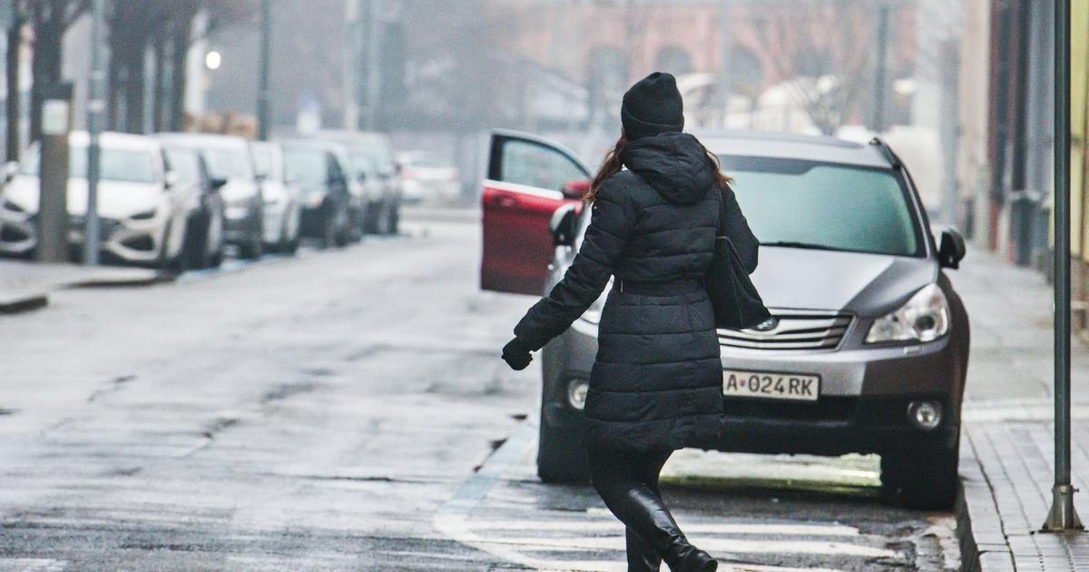 Víkend v Česku bude zatažený a deštivý, na horách může sněžit