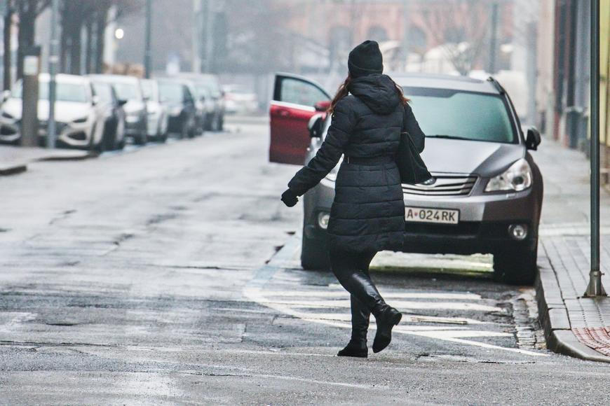Víkend v Česku bude zatažený a deštivý, na horách může sněžit