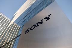 Logo společnosti Sony před sídlem společnosti v Tokiu.