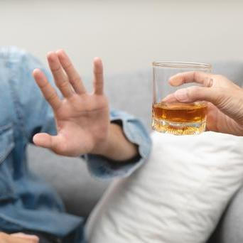 „Velká část lidí, kteří se na nás obracejí, přichází kvůli závislosti svého partnera, dítěte nebo rodiče. Jsou vyčerpaní, nevědí, kde pomáhají a kde už problém udržují,“ popisuje adiktoložka ze své každodenní praxe.