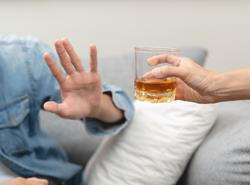 „Velká část lidí, kteří se na nás obracejí, přichází kvůli závislosti svého partnera, dítěte nebo rodiče. Jsou vyčerpaní, nevědí, kde pomáhají a kde už problém udržují,“ popisuje adiktoložka ze své každodenní praxe.