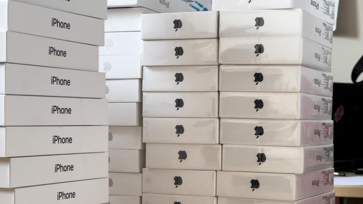 Abundance,Of,Iphones,Stacked,Up,,Waiting,To,Be,Shipped,Out