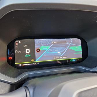 V tomto případě za zrcadlení navigace z telefonu i v kapličce pod volantem.