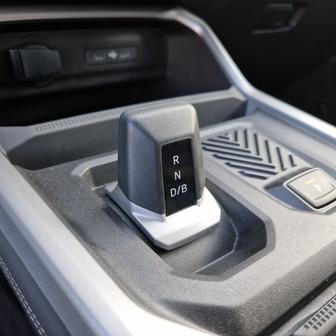 Hybrid je nejen úsporný, ale také si sám řadí.