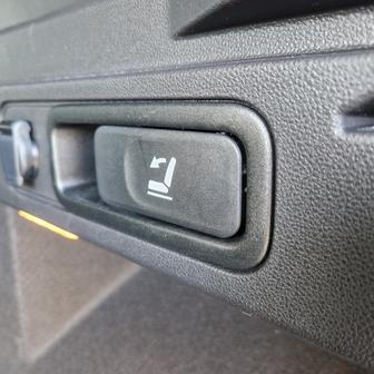 Zadní opěradla se dají sklopit i páčkami na bocích zavazadelníku.