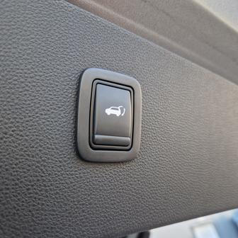 Výbava Journey má i elektrické ovládání pátých dveří.