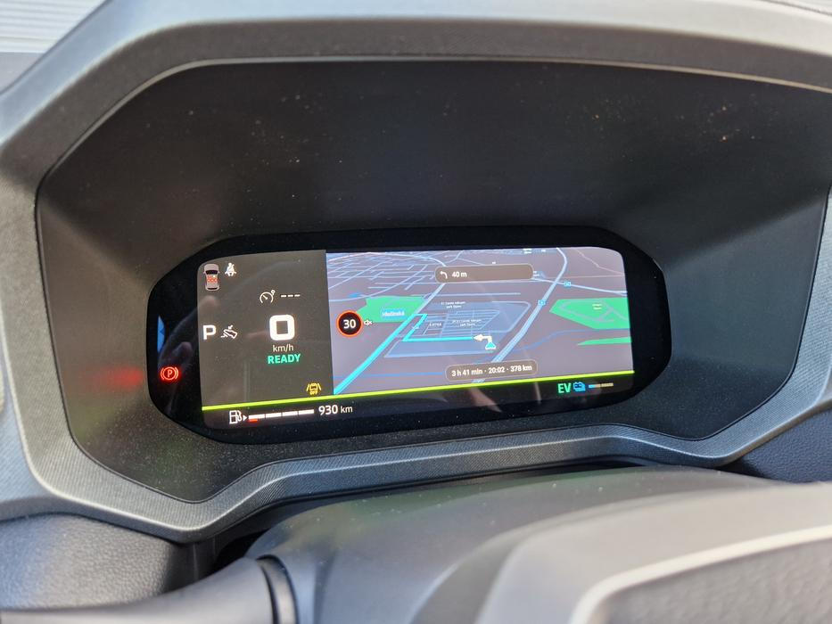 V tomto případě za zrcadlení navigace z telefonu i v kapličce pod volantem.