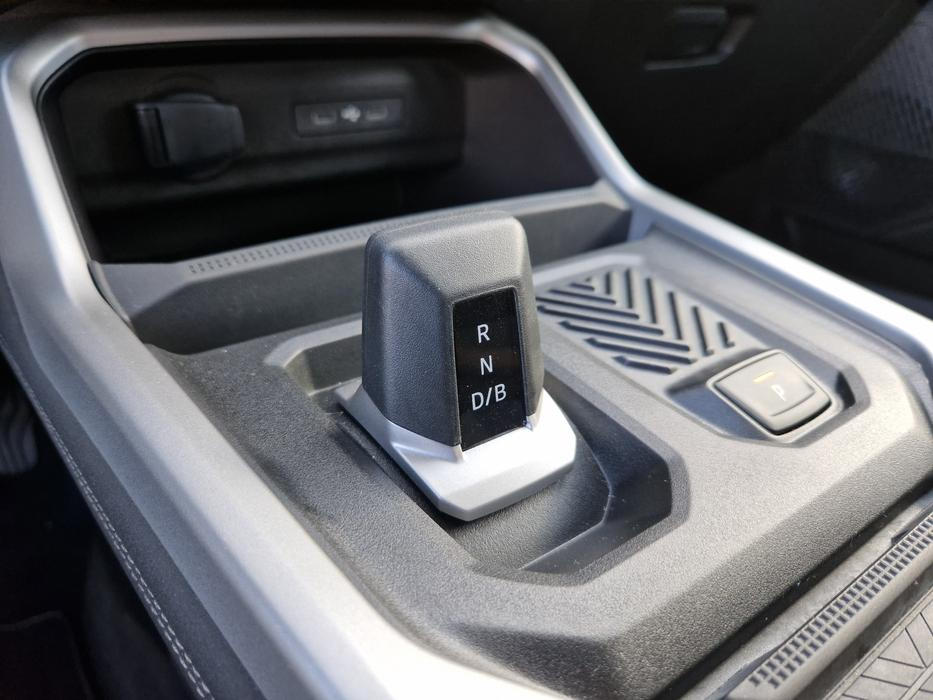 Hybrid je nejen úsporný, ale také si sám řadí.