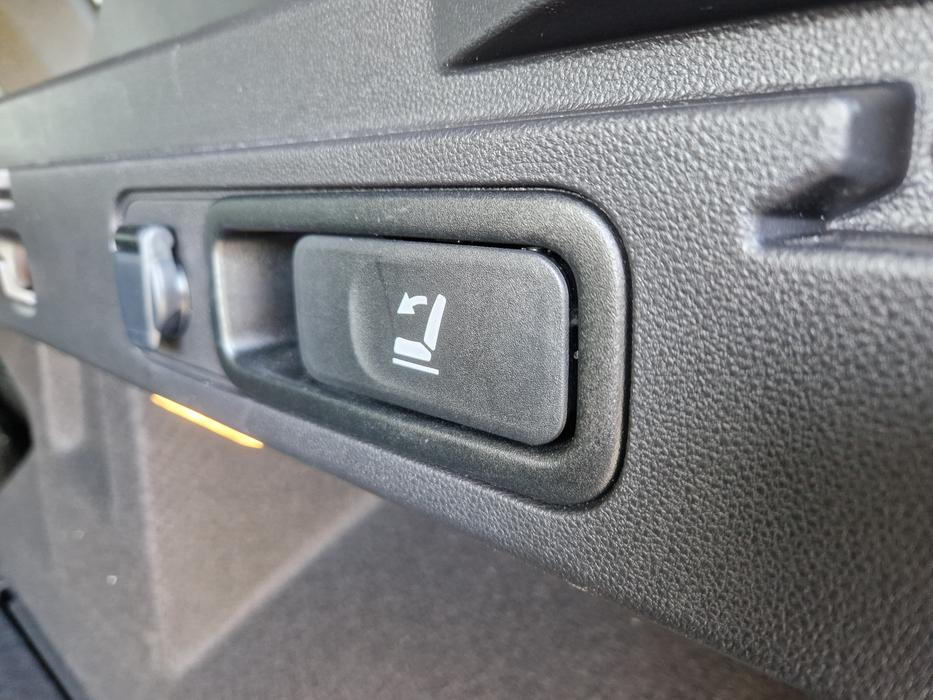 Zadní opěradla se dají sklopit i páčkami na bocích zavazadelníku.