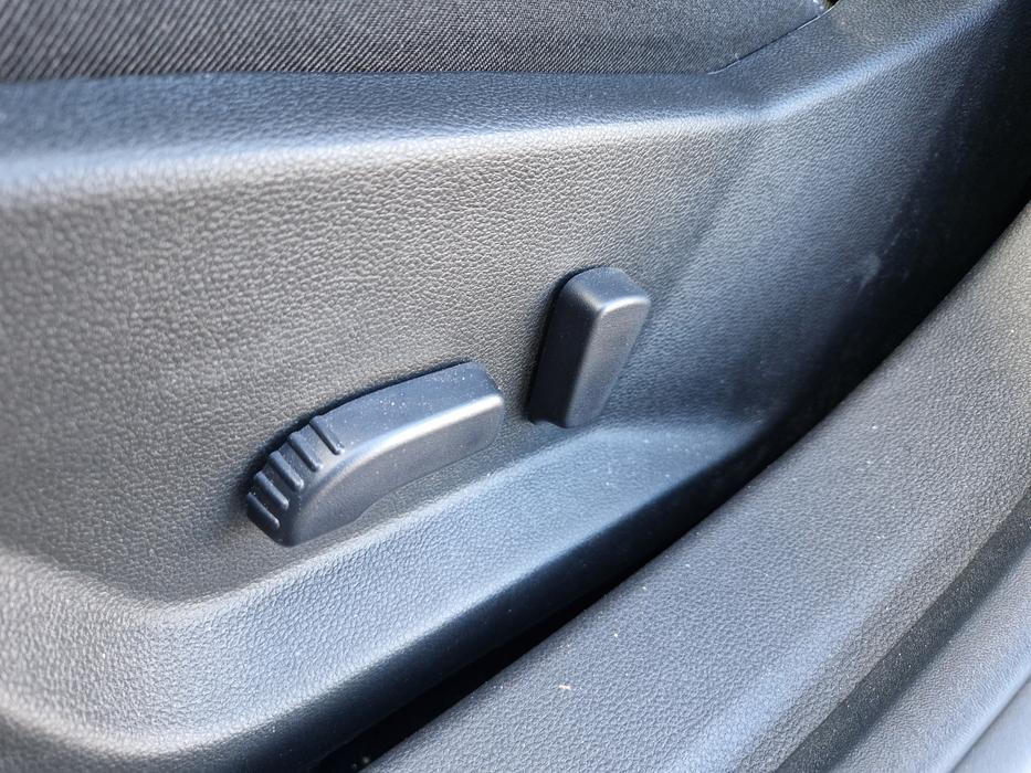 A rovněž tak elektricky nastavitelný sklon sedáku a opěradla. Podélně se však sedadla posouvají manuálně.