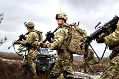 Vojáci americké armády přidělení k druhému jízdnímu pluku se účastní mezinárodního výcviku během cvičení Saber Strike 22 v lotyšském Camp Adazi 7. března 2022.