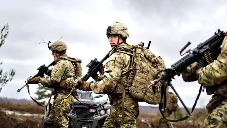 Vojáci americké armády přidělení k druhému jízdnímu pluku se účastní mezinárodního výcviku během cvičení Saber Strike 22 v lotyšském Camp Adazi 7. března 2022.