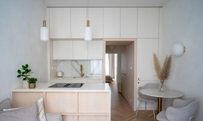 Karlínský byt je důkazem, že velikost není limitem. Pokud se prostor navrhuje s citem, respektem k proporcím a smyslem pro detail, může i malý byt dýchat a fungovat a jeho obyvatelé v něm mohou žít naplno.