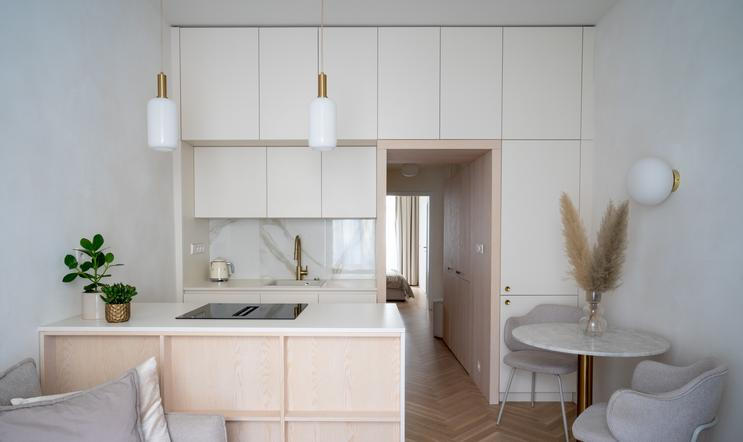 Karlínský byt je důkazem, že velikost není limitem. Pokud se prostor navrhuje s citem, respektem k proporcím a smyslem pro detail, může i malý byt dýchat a fungovat a jeho obyvatelé v něm mohou žít naplno.