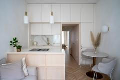 Někdy opravdu stačí málo. Jedno rozhodnutí, jeden odvážný krok – a celý byt se nadechne. V karlínském činžovním domě se architektům z ateliéru BekArch podařilo na první pohled drobná změna, která však v každodenním životě znamená zásadní rozdíl. Otočili byt „naruby“. A udělali to tak chytře, že na pouhých 38 metrech čtverečních vzniklo moderní, klidné a plně funkční bydlení pro mladý pár.