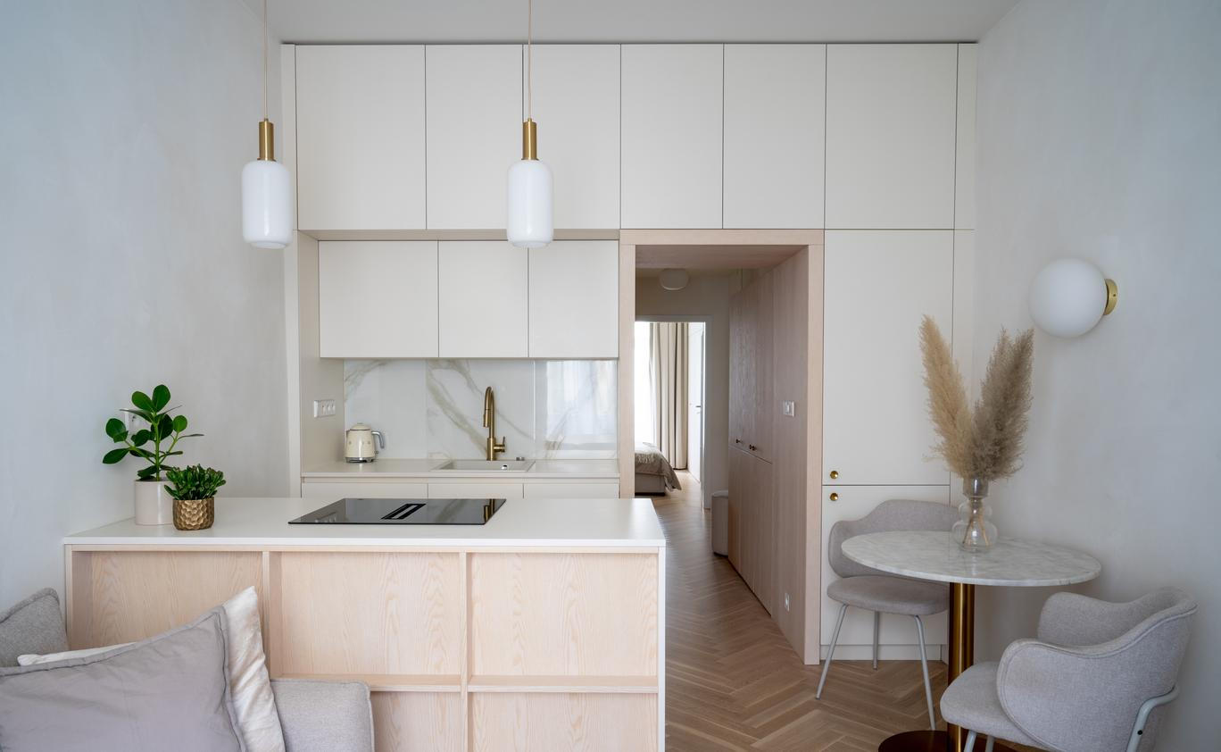 Karlínský byt je důkazem, že velikost není limitem. Pokud se prostor navrhuje s citem, respektem k proporcím a smyslem pro detail, může i malý byt dýchat a fungovat a jeho obyvatelé v něm mohou žít naplno.