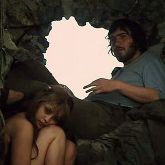 Miroslav Donutil jako Nikola Šuhaj loupežník a Iva Bittová v roli jeho milé Eržiky ve filmovém zpracování inscenace Divadla na provázku Balada pro banditu.