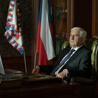 Miroslav Donutil jako prezident Viktor Toman v minisérii Moloch.
